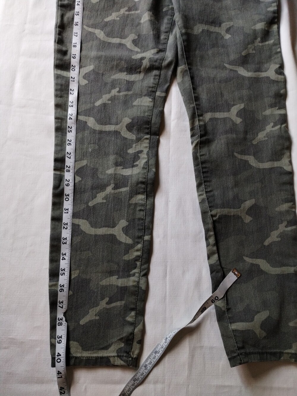 Maurices Olive Green Camo Skinny Jeans Size (L) - Picture 3 of 11